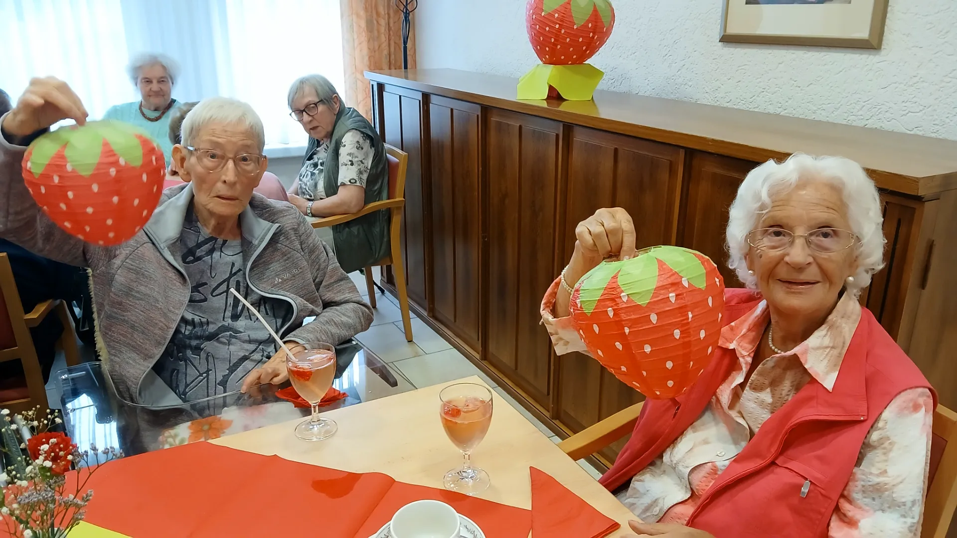 2026-05-05 Frischer Erdbeerkuchen und Musik - gemeinsam lachen und feiern 10