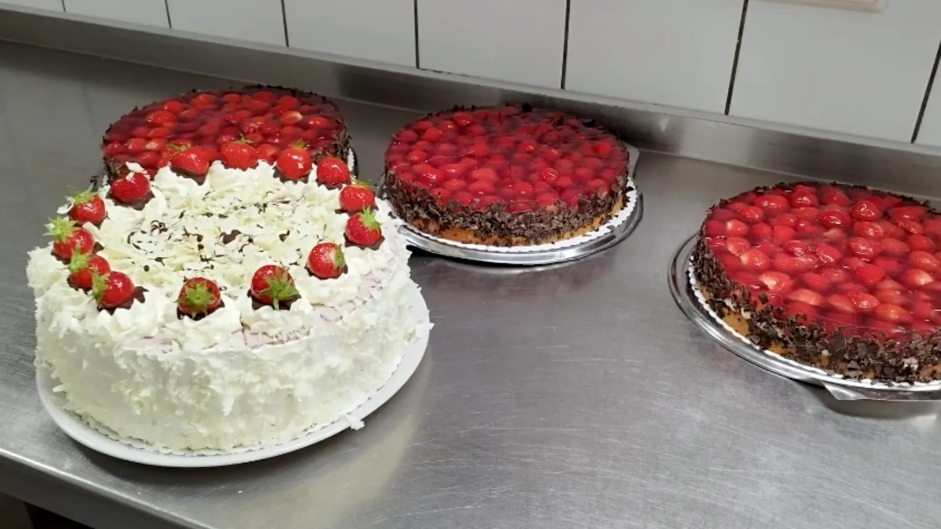 2026-05-05 Frischer Erdbeerkuchen und Musik - gemeinsam lachen und feiern 11