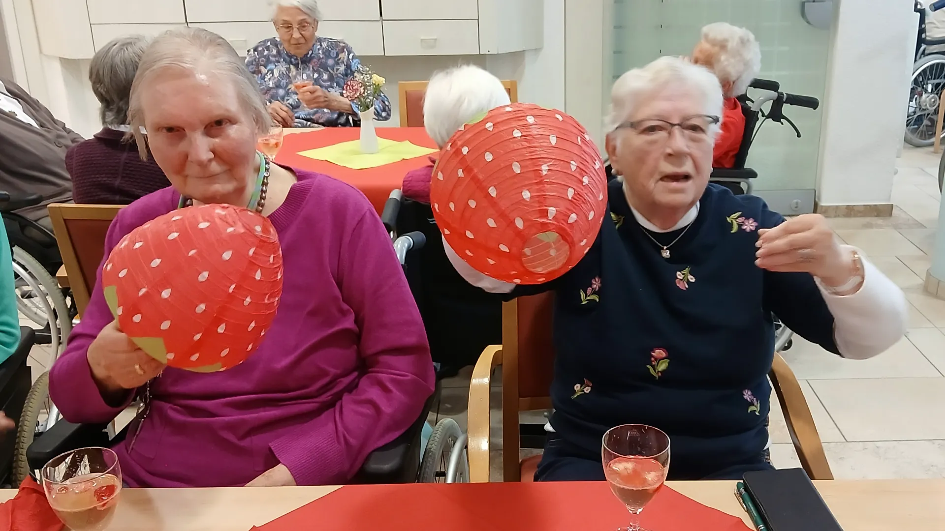 2026-05-05 Frischer Erdbeerkuchen und Musik - gemeinsam lachen und feiern 3