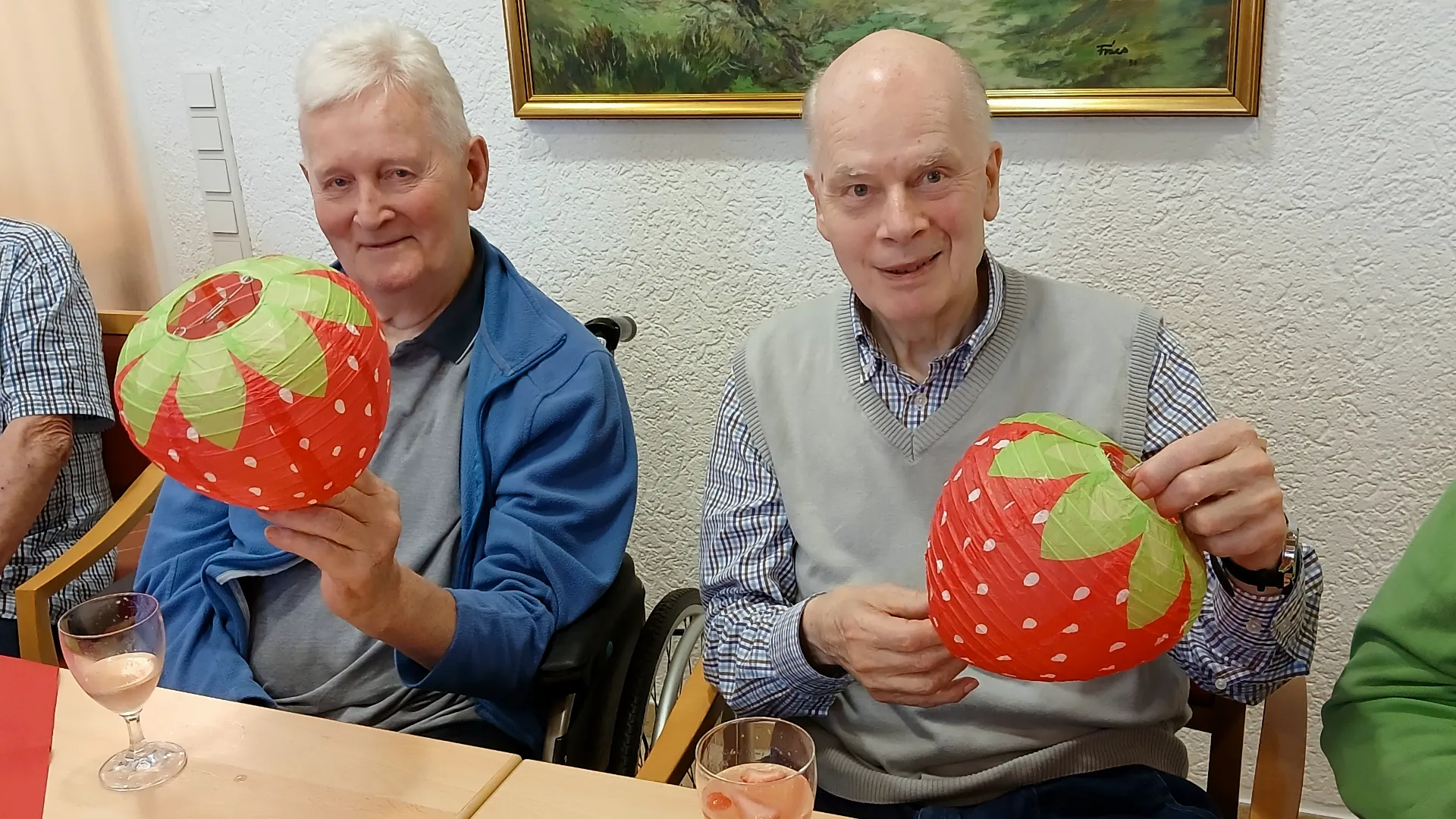 2026-05-05 Frischer Erdbeerkuchen und Musik - gemeinsam lachen und feiern 4