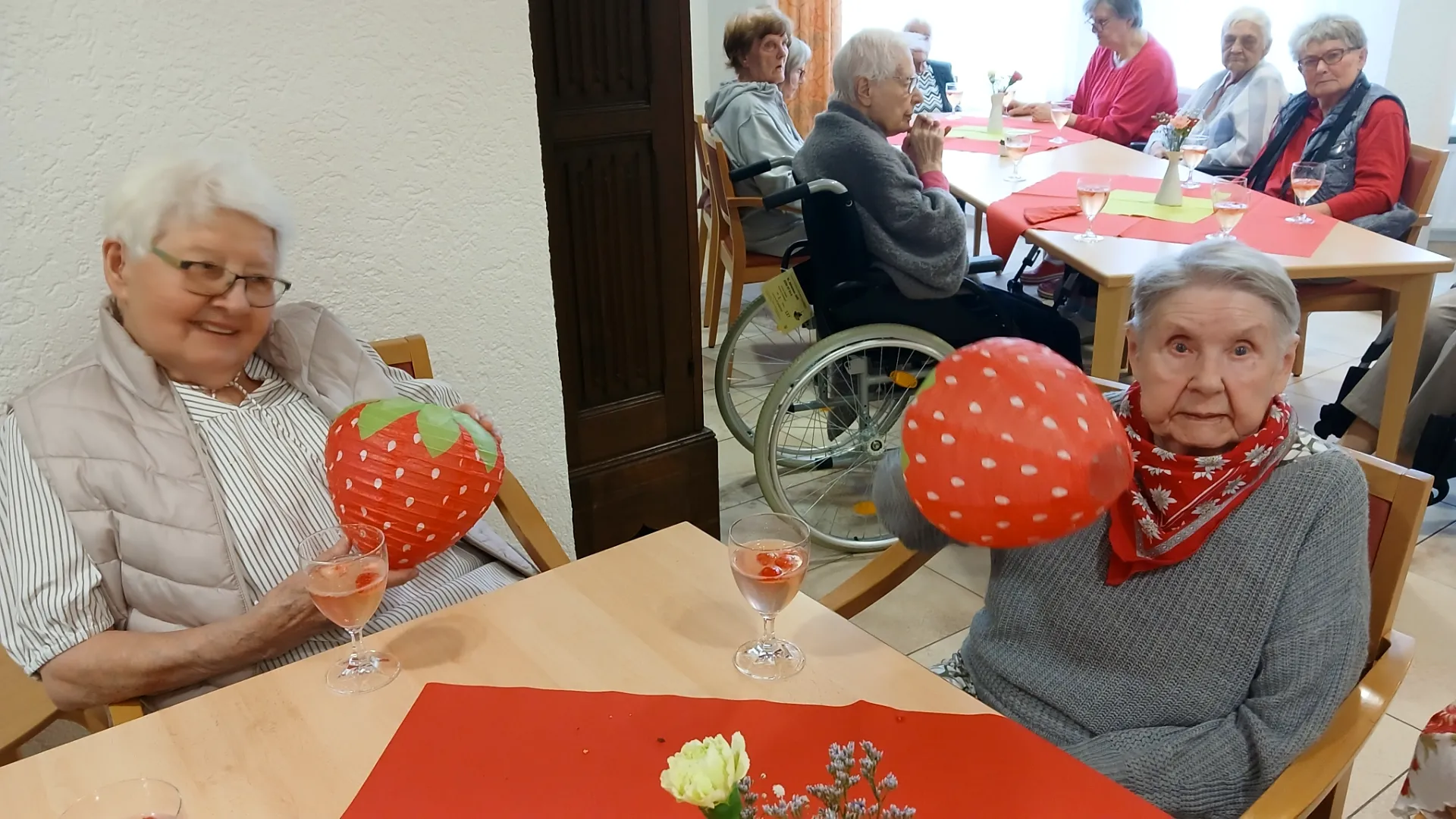 2026-05-05 Frischer Erdbeerkuchen und Musik - gemeinsam lachen und feiern 5