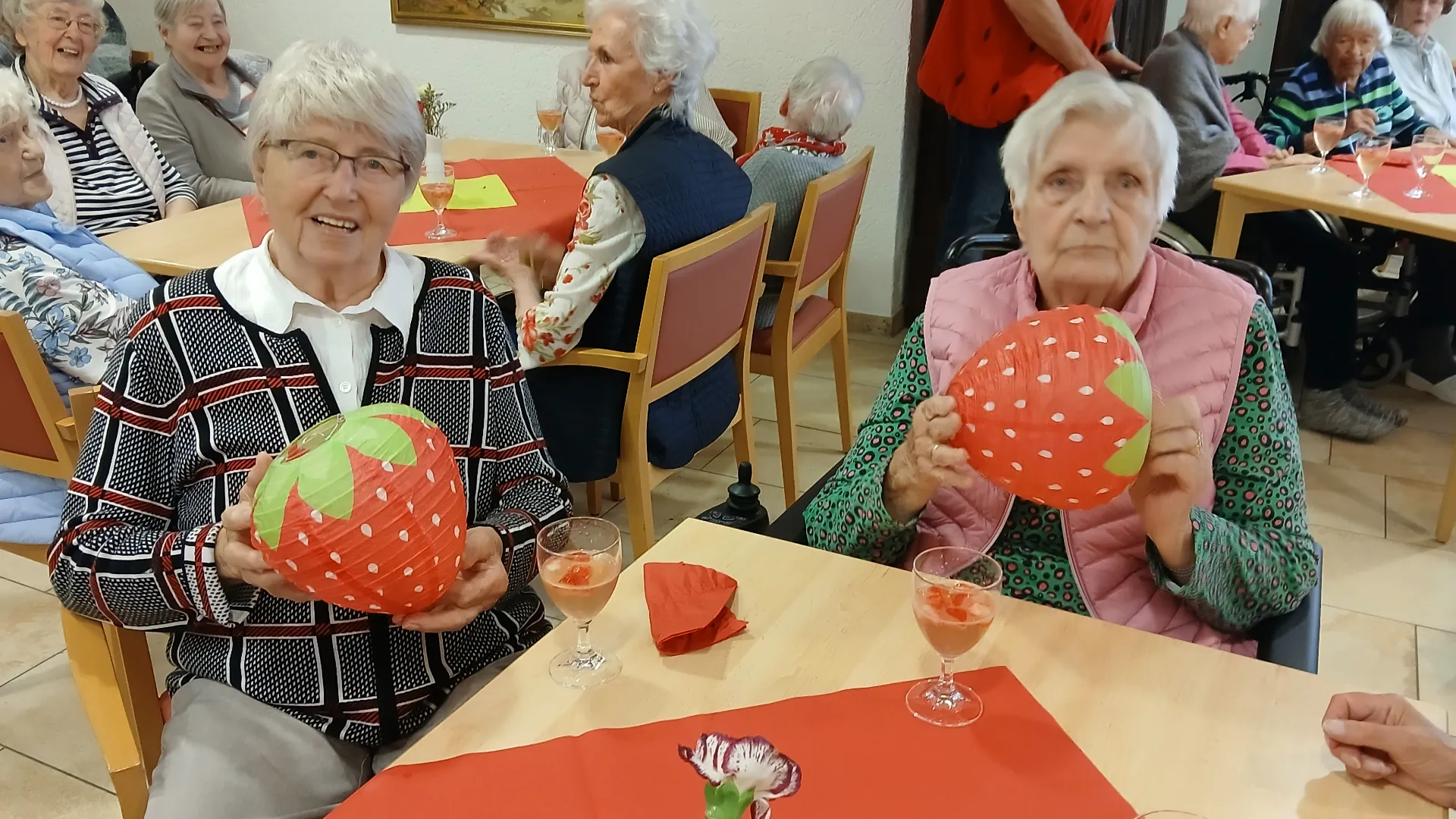 2026-05-05 Frischer Erdbeerkuchen und Musik - gemeinsam lachen und feiern 6