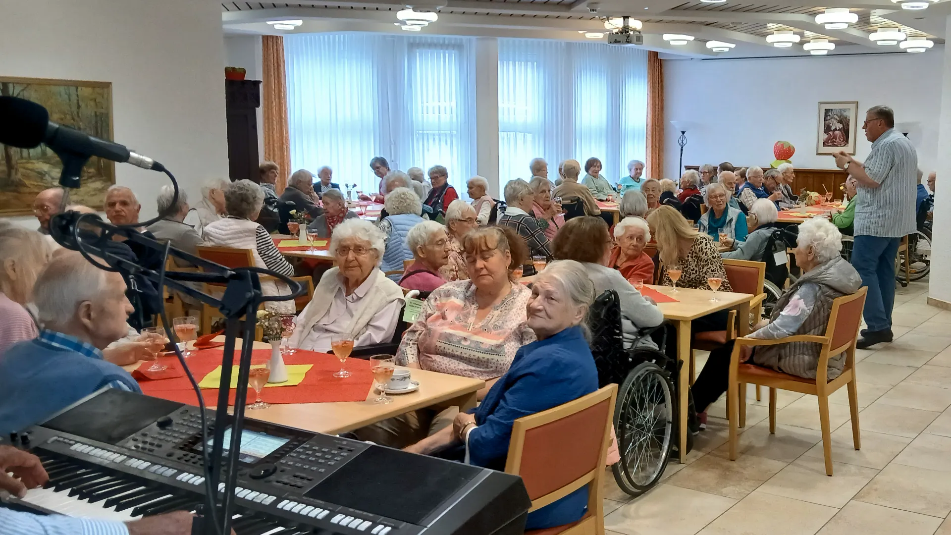 2026-05-05 Frischer Erdbeerkuchen und Musik - gemeinsam lachen und feiern 7