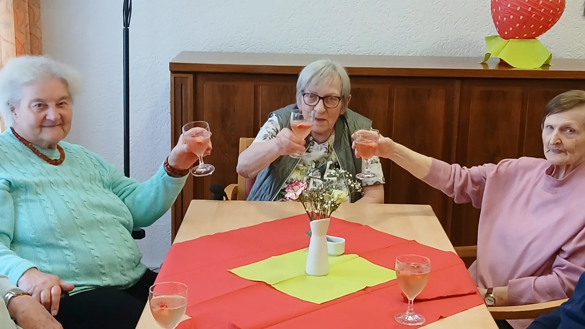 2026-05-05 Frischer Erdbeerkuchen und Musik - gemeinsam lachen und feiern 9